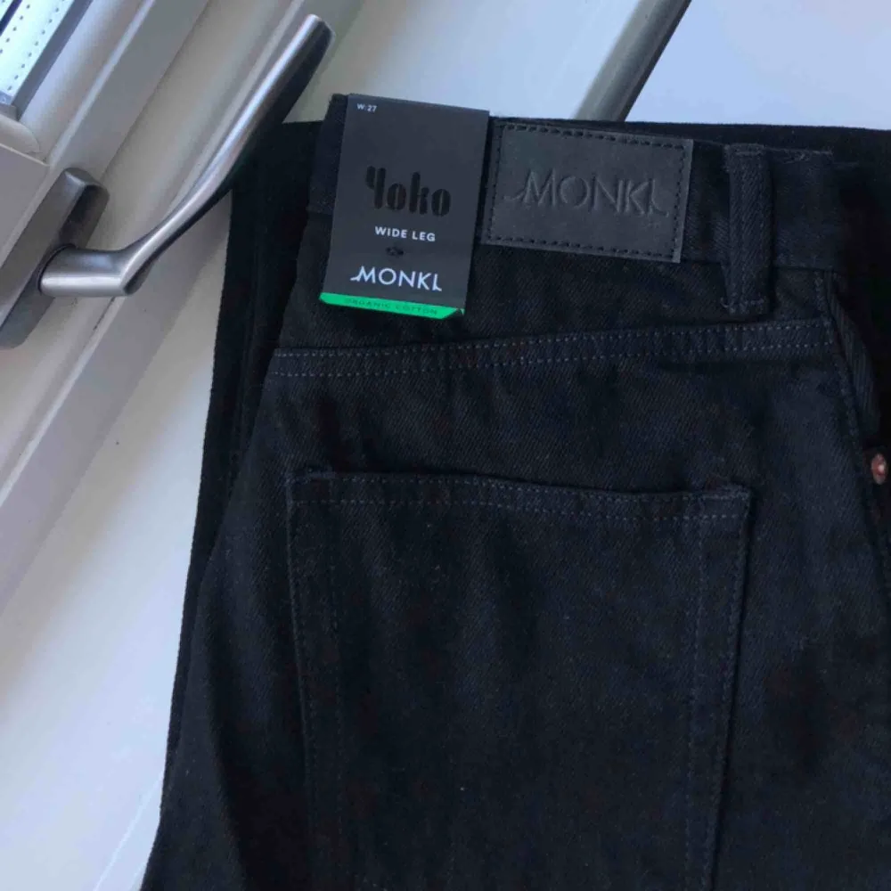 svarta wide leg jeans från Monki! superfina och aldrig använda! 😋💘 säljer pga för stora för mig. frakt ingår!. Jeans & Byxor.