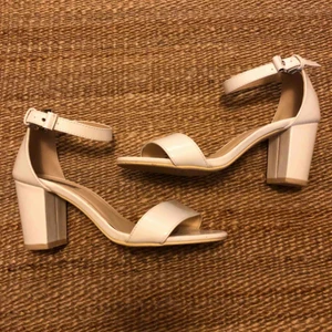  - Vita sandaletter i strl 37. Väldigt sköna för att vara klackar (använda en hel studentdag utan ont i fötterna!!) 