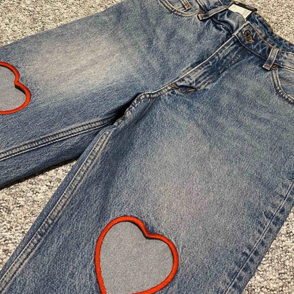 Asballa högmidjade Mom jeans med hjärtan på låren, helt nya med prislapp! ❣️. Jeans & Byxor.