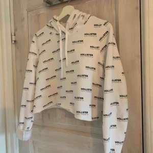  - Hoodie från Holliser med luva som jag klippt till av till en mer kroppad passform!   Du som kund står för frakten! 