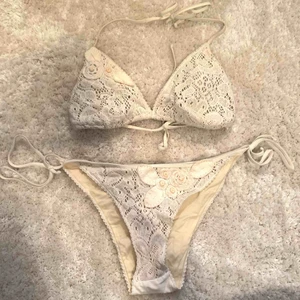  - Supergullig beige bikini med spets. köpte den i Italien så det är lite oklart vilken storlek det är, men passar mig med C-kupa och storlek small i underdel. 