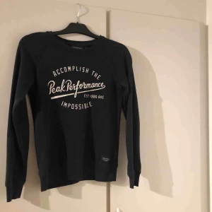  - En mörkblå långarmad peak performance.