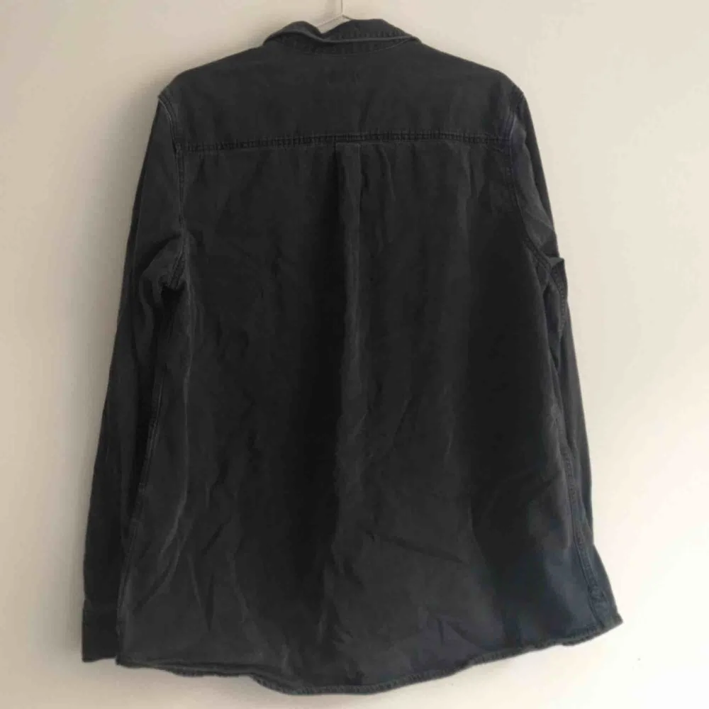 En svart luftig denim skjorta från weekday,  Möts gärna upp i Stockholm annars betalar köpare för frakt💫. Skjortor.