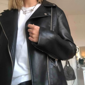  - Superfin jacka i skinnimitation från Mango. Passar mig som vanligtvis bär M🥰