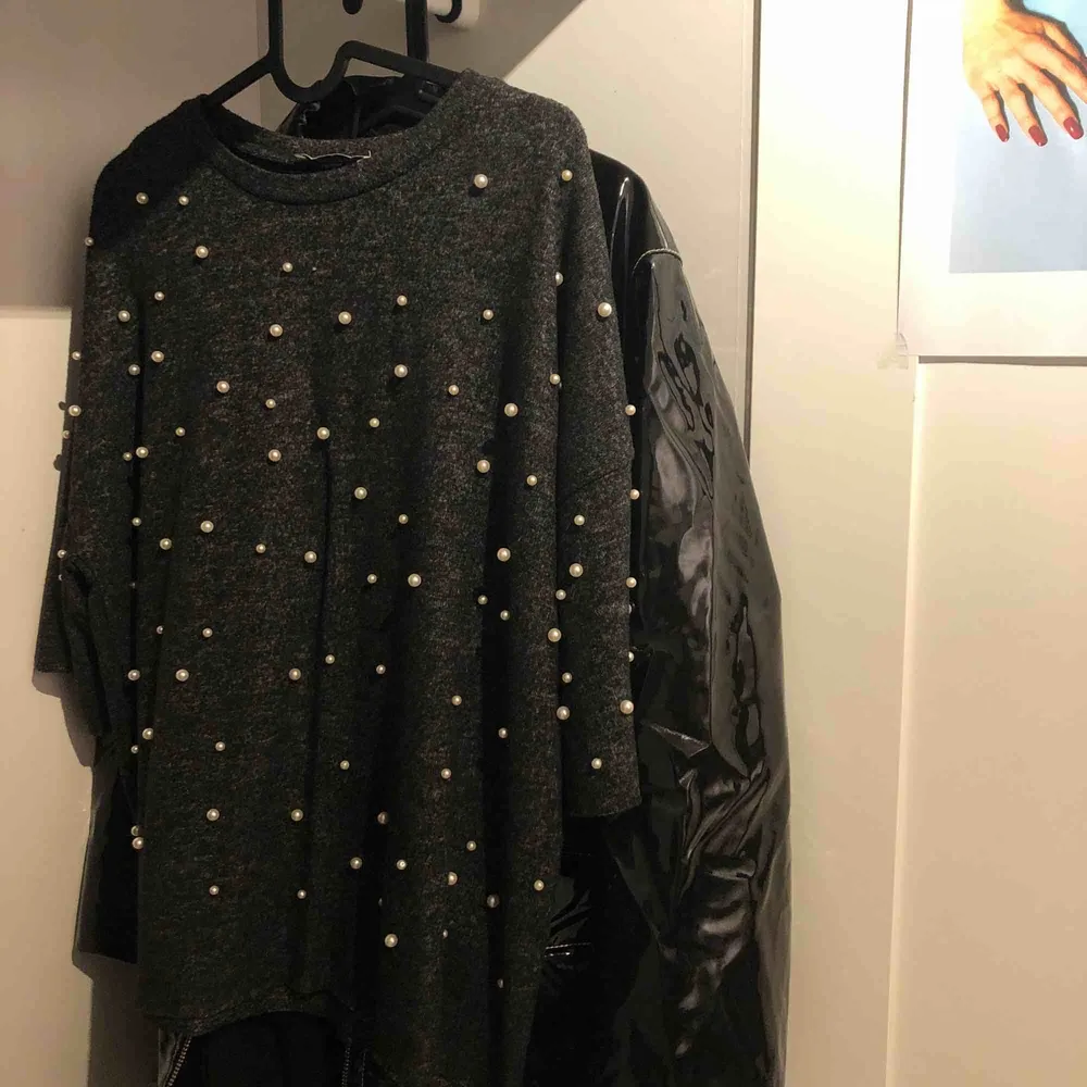 Mörkgrå sweatshirt från Zara med creme frägade pärlor i storlek S. Dm för mer info/intresse ☁️. Stickat.