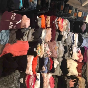 kläder  - Klädpaket, ca 120 plagg. Vissa plagg kan va lite noppriga och vissa är inte ens använda. Plaggen är från bla Hollister, hm, Lindex, Filippa k, tiger of Sweden, bikbok mm. Hämtas upp eller så fraktar jag mot fraktkostnad 