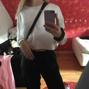 Mjuk croppad tröja  - En mysig cropad vit tjocktröja. Knappt använd då jag har andra vita tjocktröjor. Materialet på insidan är mjukt och gosit😇
