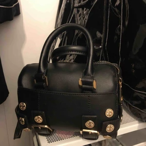  - Bianca bowler bag från Topshop köpt för 379 men säljer för 150 kr + eventuell frakt 📦 Väskan har ett yttre fack, samt en kort hållare i huvud facket.  Avtagbart axelband medföljer Dm för intresse/info 💕