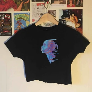  - Kort T-shirt med så snyggt tryck! Den är avklippt, men annars strålande kvalité. Ganska liten i storlek.