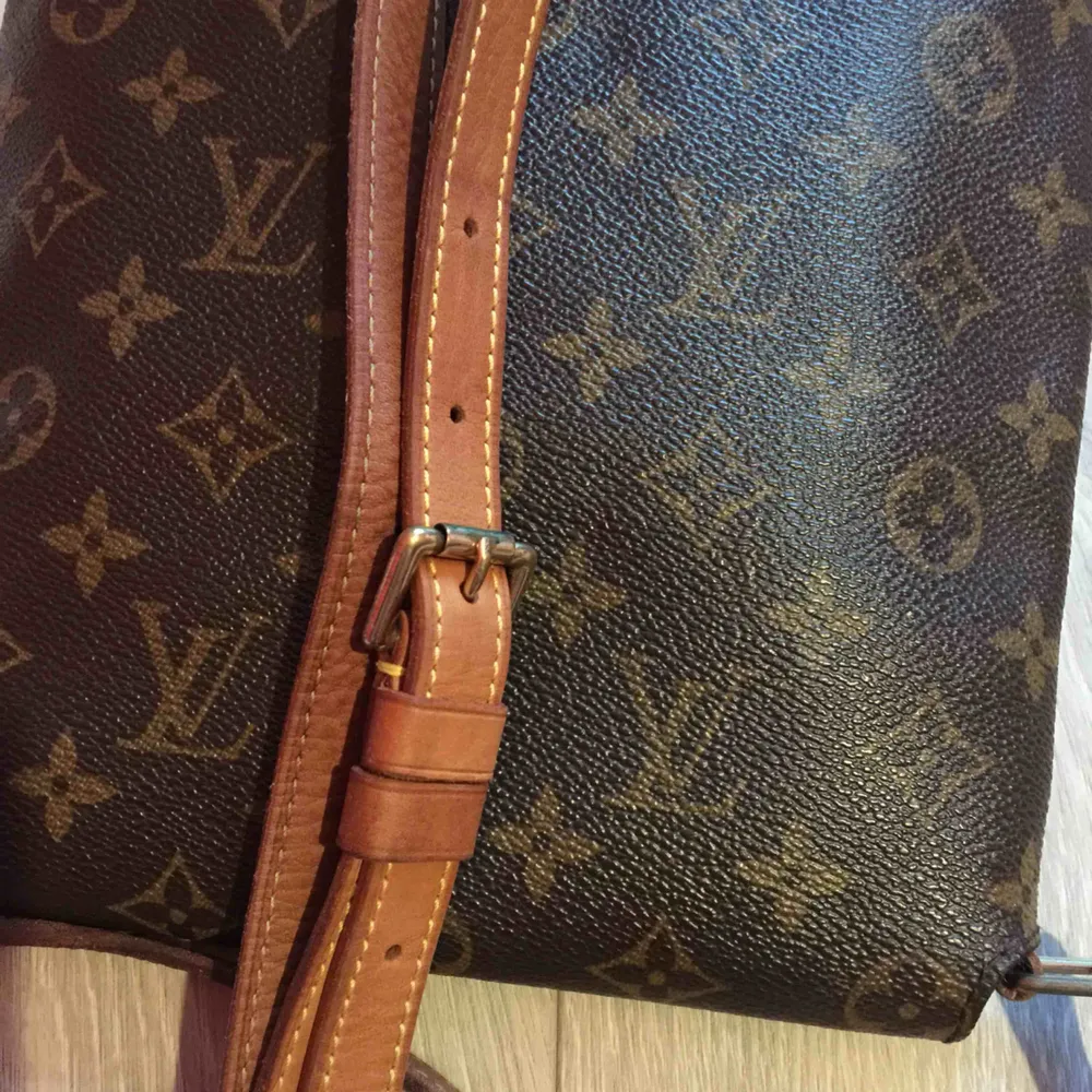 Authentic Louis Vuitton M51387 musette salsa bag long strap. Good condition. Cowhide Leather. With proof of purchase/receipt. With serial number. Guaranteed authentic. Classic LV Monogram design. I have other LV on sale. The item is about 20 -25cm. . Väskor.