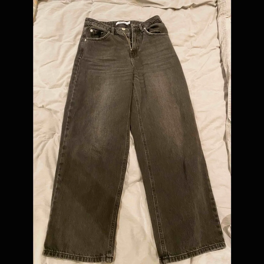 supertrendiga jeans ifrån nakd! säljes pga blivit för små för mig 😢💜 köparen står för frakt . Jeans & Byxor.