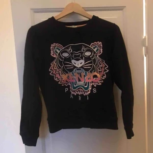  - Säljer en svart Kenzotröja i storlek 36. Tröjan är i ett väldigt bra skick. Säljs pga att jag växt ur den.