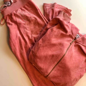  - Juicy couture set velour mjukisar hoodie och byxa passar 34-36. Fint skick lite slitet tryck