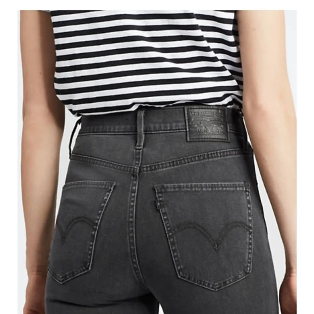 Ett par super fina och bekväma levi's jeans i svart färg. Anvanda varsamt så dom är i bra skick. Köpta för 1000 kr. Kontakta för fler frågor. Frakt betalar köparen (60 kr). Jeans & Byxor.