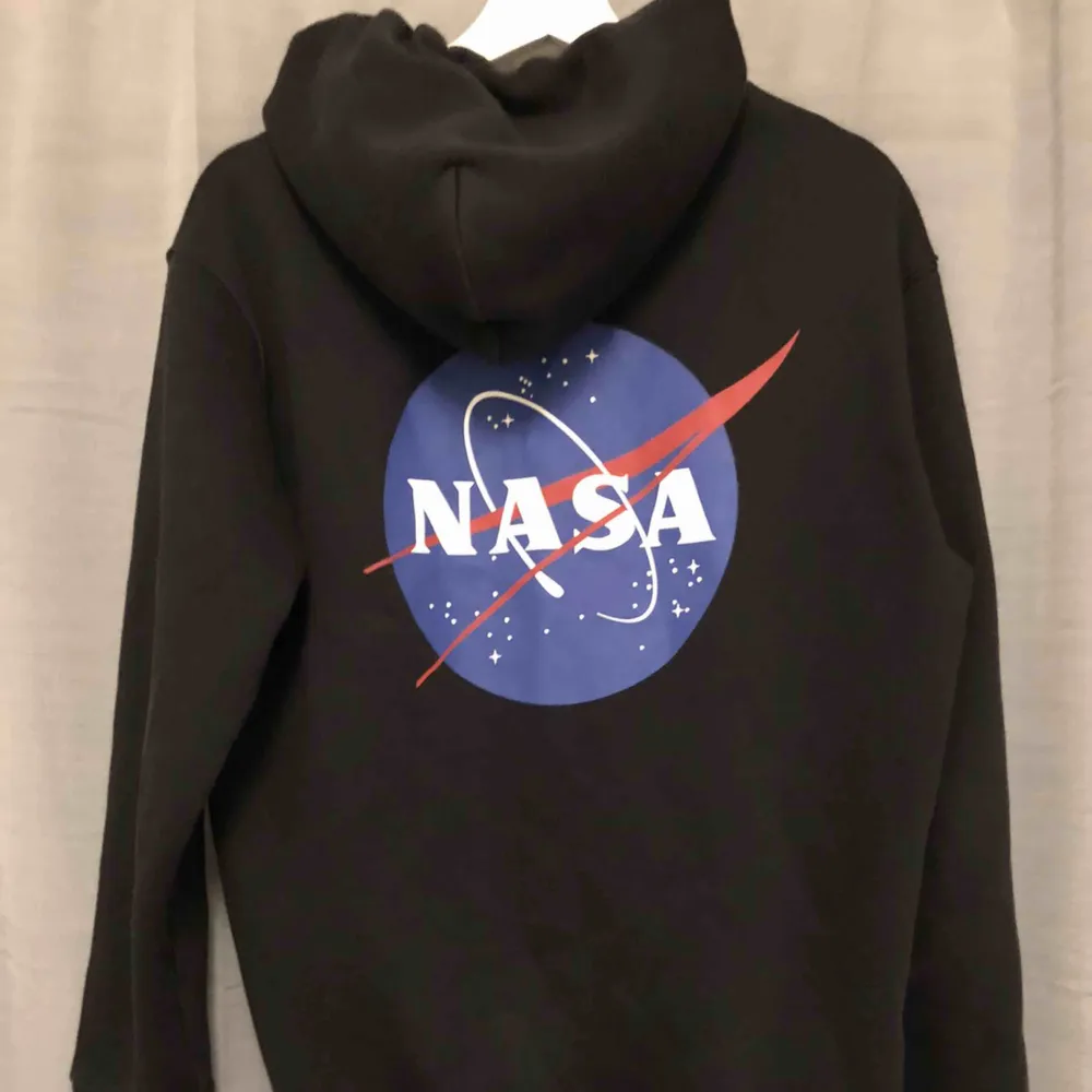 NASA hoodie köpt på H&M. Storlek L, fint skick. Orginal priset var runt 200kr. 100kr inkl frakt . Hoodies.