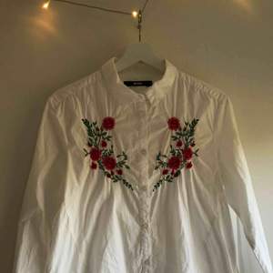 Jättefin skjorta med broderade blommor från Bikbok som aldrig har använts. Frakt tillkommer. 