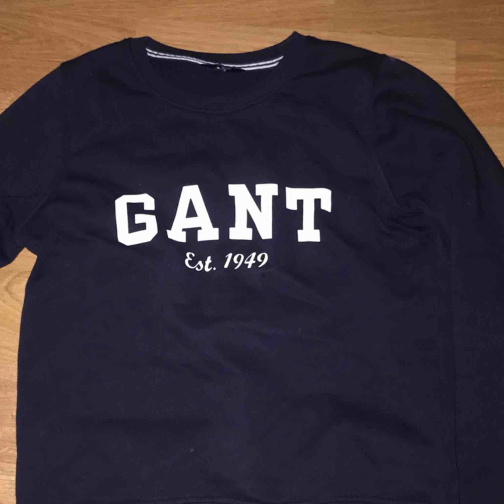 Detta är en swetshirt från Gant som inte är så använd. Nypris va 600 och säljer för 250kr. Frakten är 30 kr :) :). Tröjor & Koftor.