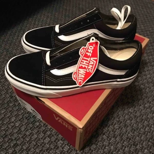 - Säljer ett par helt nya vans-skor i storlek 38. Köpta för 749 kr. Oanvända. Orginallådan medföljer självklart. Fraktkostnad tillkommer. Ställ gärna frågor :)
