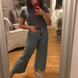  - Blåa wide leg jeans från Zara. Använda ett fåtal gånger och köptes i höstas. Slutsålda på Zara. De är i strl 36 men de passar nog strl 38 också då de är rätt stora i storlek. Har själv strl 36 och de funkar.