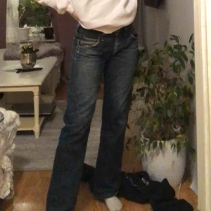  - Säljer dessa blåa ish Bootcut jeans, jag har s/m i vanliga fall och de funkar på mig💕💕