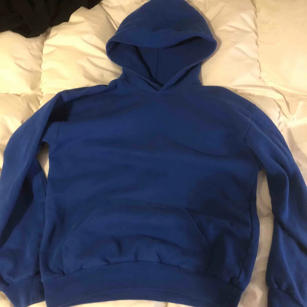En klarblå vanlig hoodie från beyond retro! Står ingen strl men skulle säga det är en S. . Hoodies.