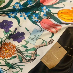  - Äkta Gucci 100% Silk. Jag har kvar kvittot, pm för flera bilder! Har aldrig använt den och lappen sitter kvar! Köpte den för 3850HKD vilket motsvarar 3738kr!