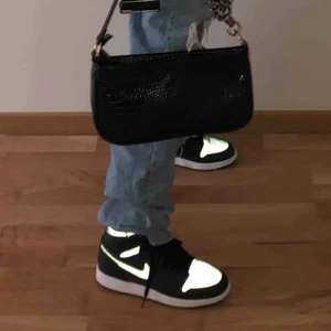  - Säljer mina svincoola Jordans då dom inte kommit till tillräckligt mycket användning! Dom är helsvarta men har reflexer som syns om man exempelvis tar bild med blixt, storlek 38,5 (passar mig som har 38), använda en del men bra skick!