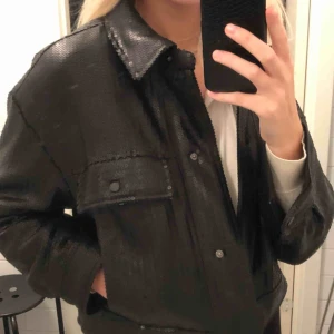  - Svinsnygg svart paljettjacka från Zara, lite vadderad så går att använda även när det är lite kyligare, knappt använd!