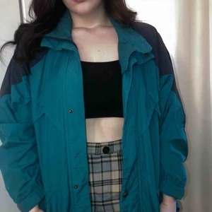  - Vintage vindjacka som är lite tjockare, perfekt nu till våren.  STORLEK: det står S men skulle säga att det är en M-L, beroende på hur man vill att den ska sitta på kroppen🧚🏻‍♀️