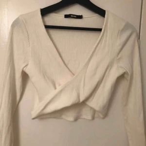 Festtröja - ☀️FRAKT INGÅR I PRIS☀️Snygg tröja från Bikbok⭐️ Endast använd en gång. 