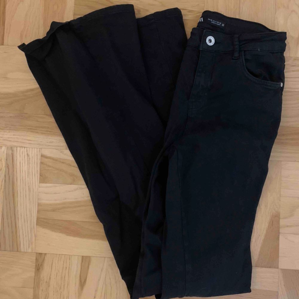 Super coola utsvänga (rejält) jeans från zara i svart. Storlek 36. Inget att anmärka på.. Jeans & Byxor.