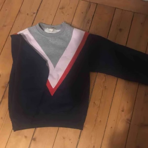  - Marinblå, röd, rosa och grå collagetröja🌟🌟frakt 65kr💕