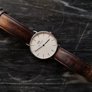  - Lilla varianten av Daniel wellington klassiker. 2 armband i canvas medföljer. 