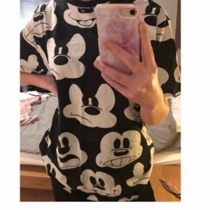  - Supergullig oversized Musse pigg t shirt från HM. Köparen står för frakt eller så möts jag upp i Örebro😃