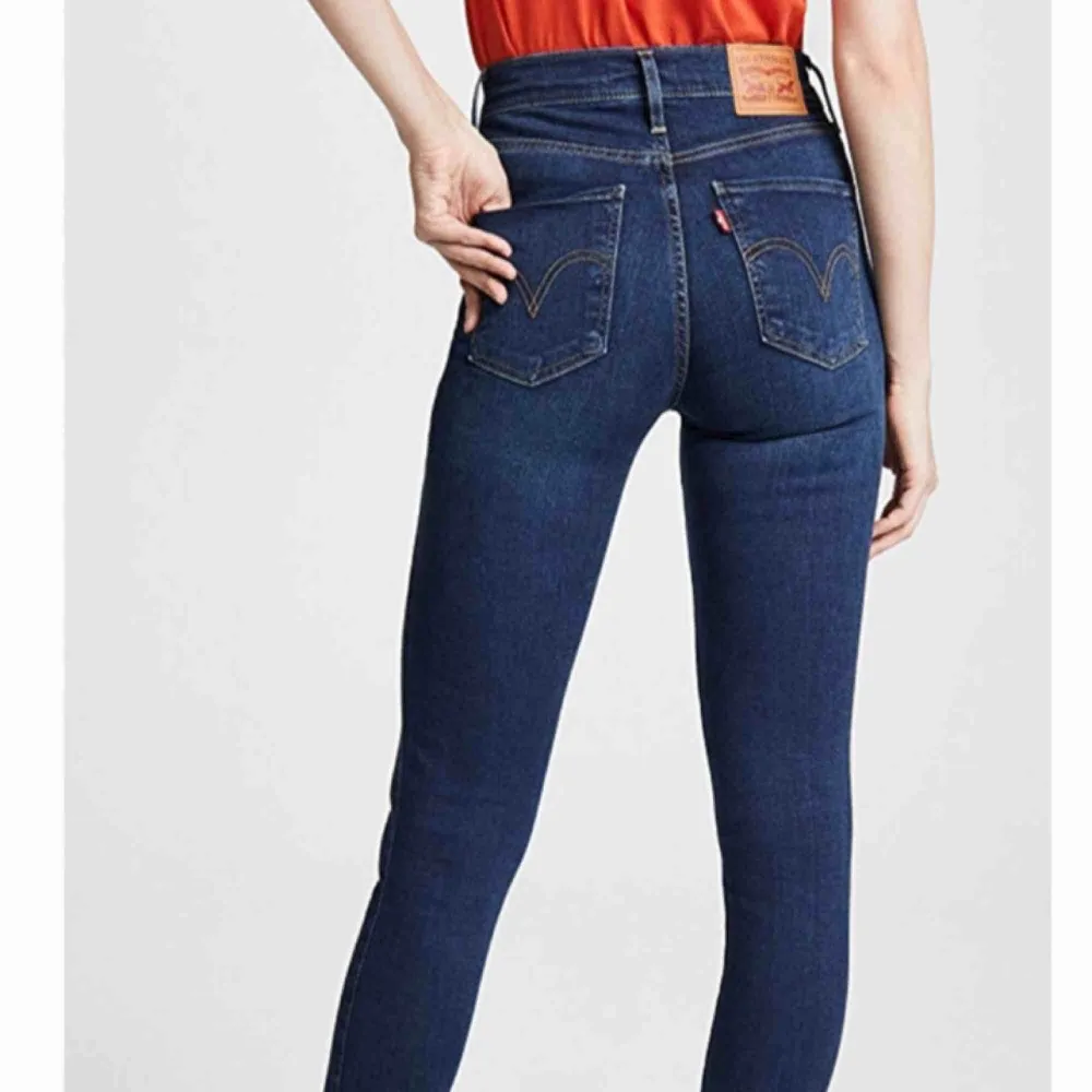 Mile high superskinny Levis jeans, i mycket fint skick men tyvärr blivit för små😔💗. Jeans & Byxor.