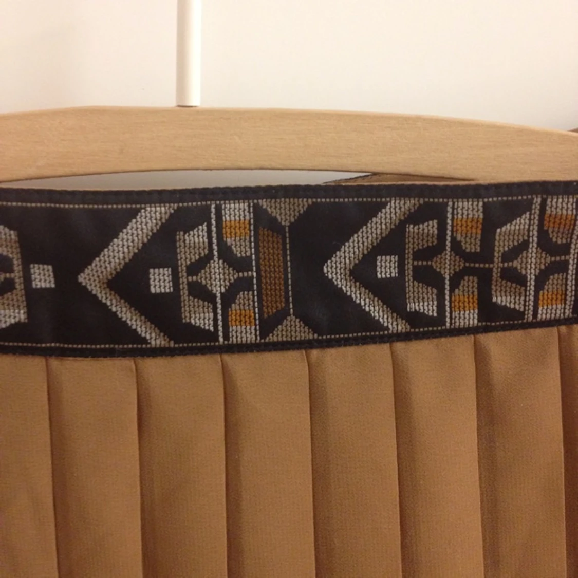 Långkjol i volangtyg mild guldfärgad/brun med snyggt mönster i midjan.  - 1425923426