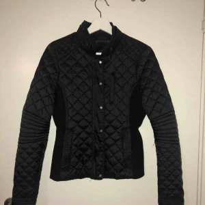  - Väldigt fin vår/höst jacka jag har själv aldrig använt den men jag fick jackan så den är använd några gånger men ser precis som ny ut. 