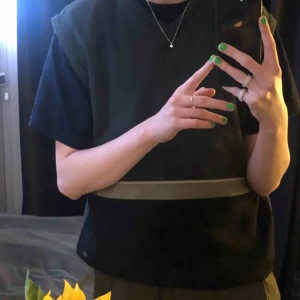  - As snygg oversized väst som passar svinbra till det mesta! Säljer pga att jag inte använder den så pass mycket och jag hoppas att någon annan är intresserad av att köpa den🥰🥰   Köparen står för frakten :)) 