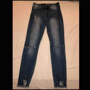  - snygga blåa jeans med detaljer, jättefint skick! 