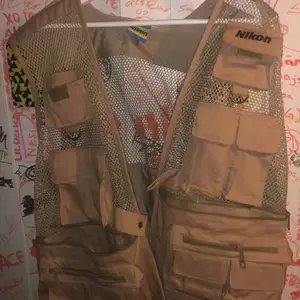 Fet nikon tactical mesh vest i storlek XL Har ett litet hål men syns verkligen inte