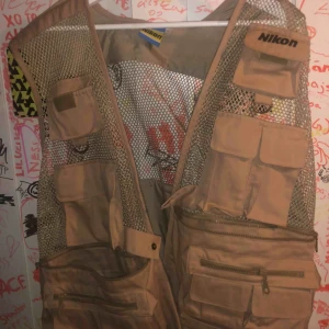  - Fet nikon tactical mesh vest i storlek XL Har ett litet hål men syns verkligen inte