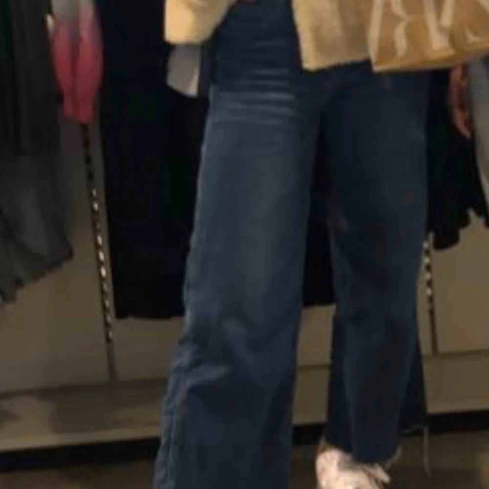 Säljer mina favvobyxor från HM som börjar bli för små. Jag är 160 cm, längden ser ni på bilden. Kan skicka fler bilder vid intresse. Modell: Culotte  💙 betalsätt: swish (frakt tillkommer). Jeans & Byxor.