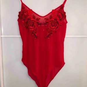  - Röd body med rosor som är köpt från Carlings! Frakt tillkommer✨
