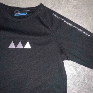  - Svart träningströja. Kan skicka fler bilder vid förfrågan. Köparen står för frakt😊