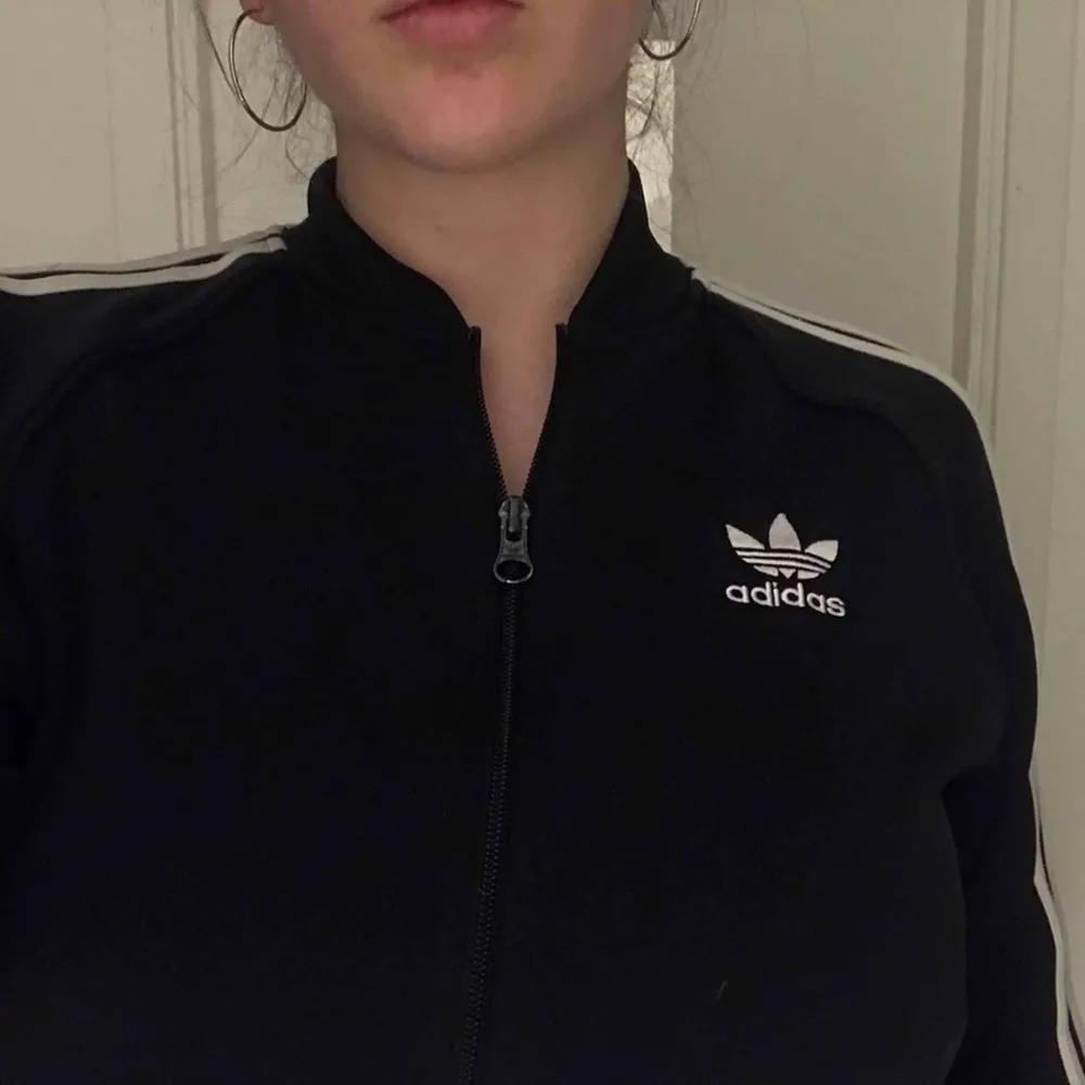 Adidas Originals kofta i väldigt fint skick, nypris 800kr men mitt pris är 200kr + frakt om ni ej har möjlighet att mötas upp❤️ . Hoodies.