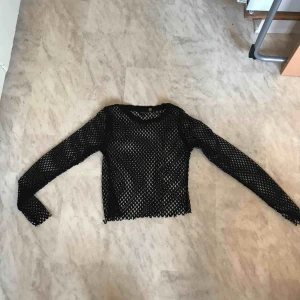  - Jättesnygg stylish nättröja, svart. Frakt tillkommer 25 kronor.