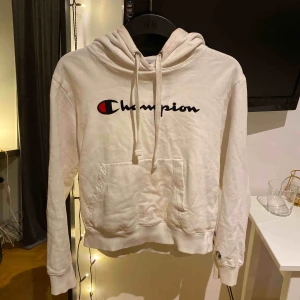  - Säljer en vit Champion hoodie med marin blå sammets champion text! Jätte mysig osv men inte riktigt min grej! Den är i bra kvalité då jag inte använt den så mycket. Köpt för ca 400kr  