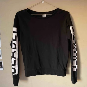  - Tröja från H&M, väl använd men felfri! Frakt tillkommer🌟