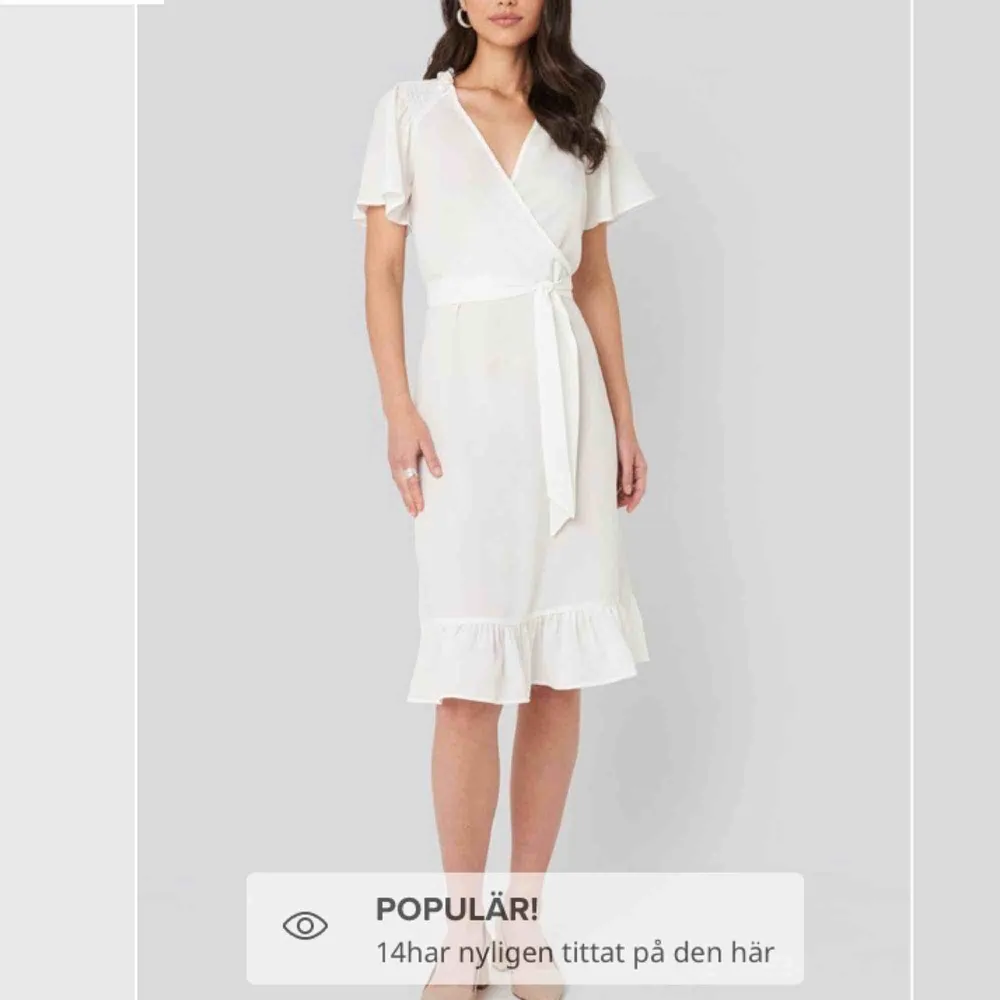 Helt ny vit klänning från NAKD (prislappen finns kvar). Klänningar.