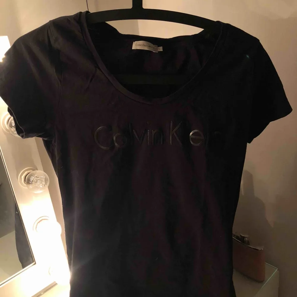 Snygg Calvin Klein T-shirt, strl L men skulle säga att det är en xs/s! . T-shirts.